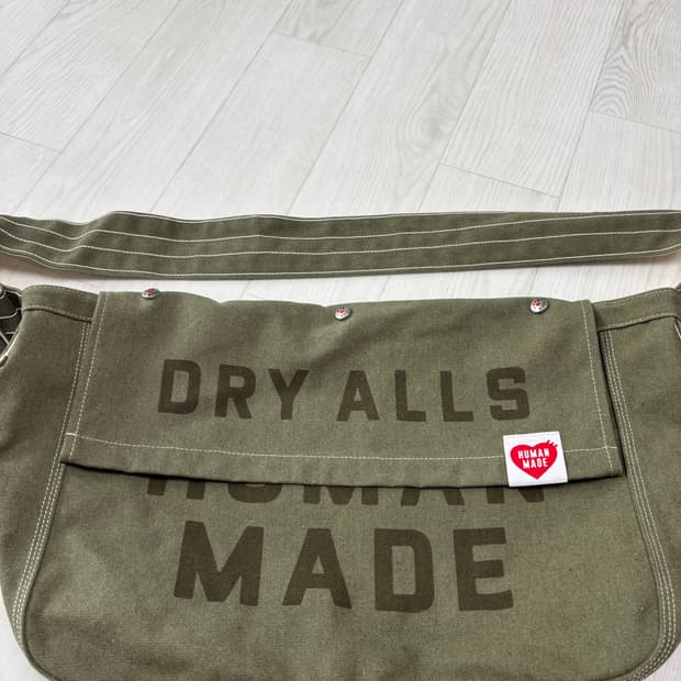 휴먼메이드 메일백 카키 