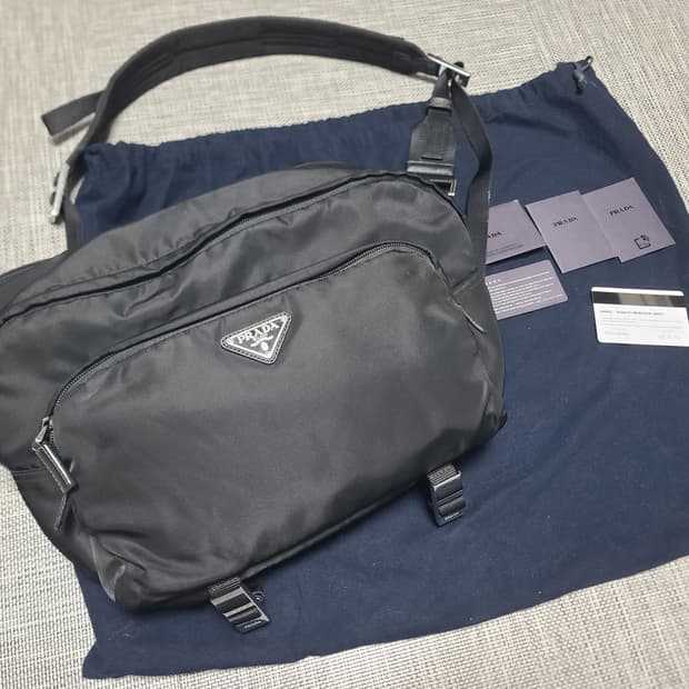프라다 바이커백 신형 라지 크로스백 메신저백 2vh021