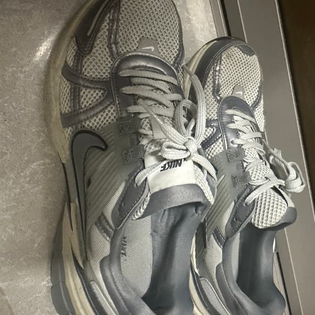 나이키 v2k 런 메탈릭실버 화이트 275