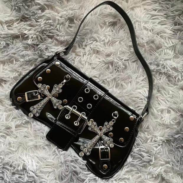 갸루 Y2K 블랙 에나멜 크로스 가방