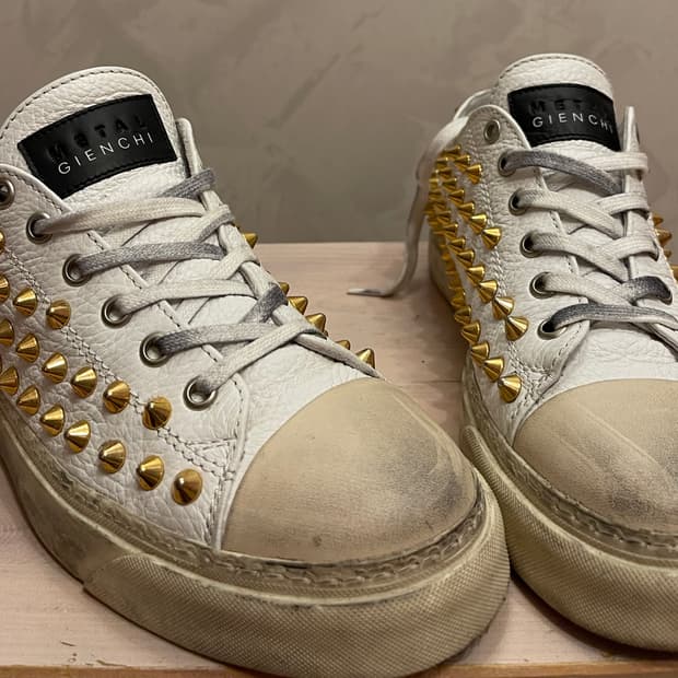 젠치 GIENCHI 메탈 스터드 스니커즈 37/240