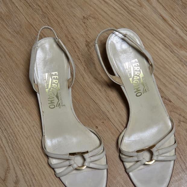 페레가모 베이지 샌들 235