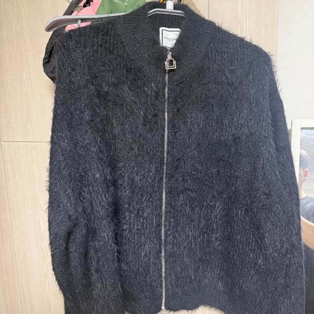 우영미24fw 네이비 헤어리 하이넥 판매합니다.