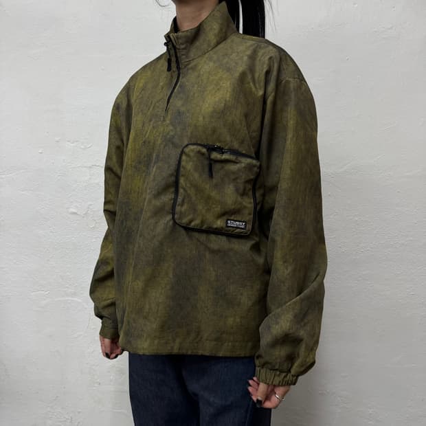 스투시(STUSSY) 카키컬러 리사이클 폴리 카모쿼터 집업 풀오버 자켓
