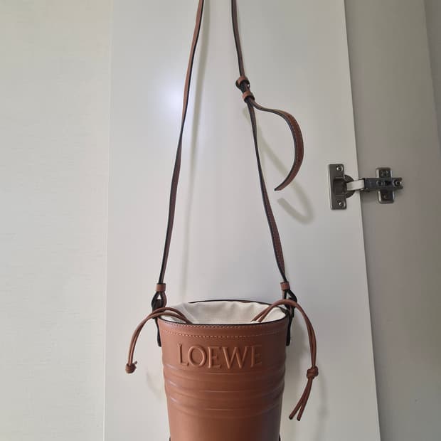 로에베 자르디니에르 레더 버킷백 한정판