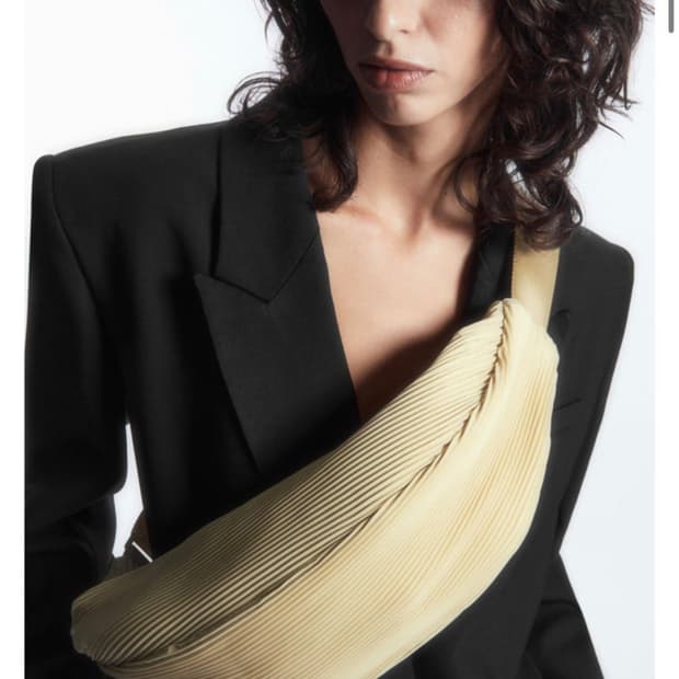 Cos 플리츠 크로스바디백