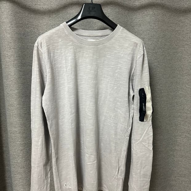 (105) CP컴퍼니 롱슬리브 라이트그레이