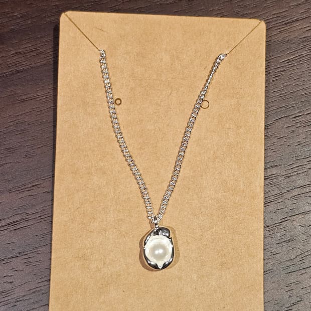 물결 실버 위에 진주 한 알 — 얼굴 빛 살아나는 예쁨 미친 목걸이