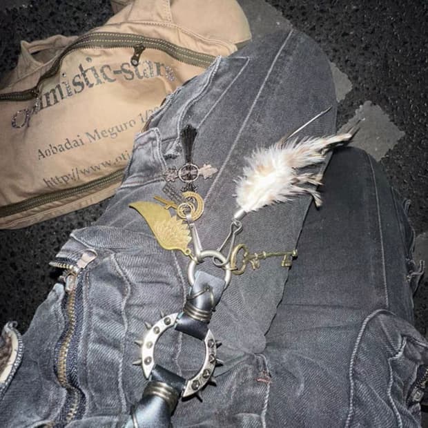 Gothic v-kei Spike feahter Cross charm