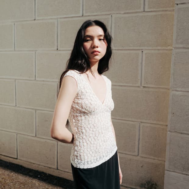모노하 레이스 브이넥탑Fitted lace V-neck top