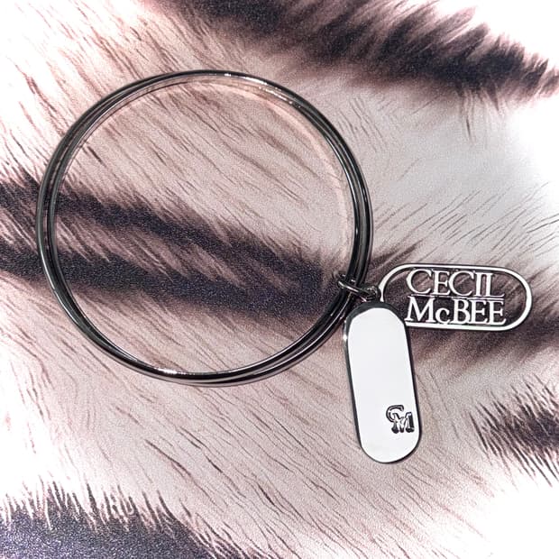 Cecil McBee 세실맥비 로고 갸루 실버 레터링 뱅글 팔찌