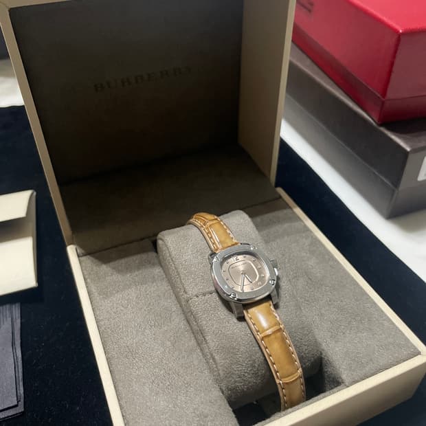 버버리 한정판 베젤 천연 다이아 시계