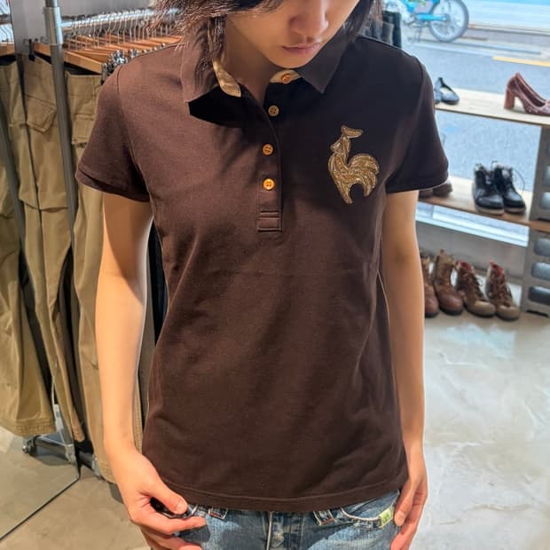 Le Coq Sportif 골드 자수 카라 티셔츠 L