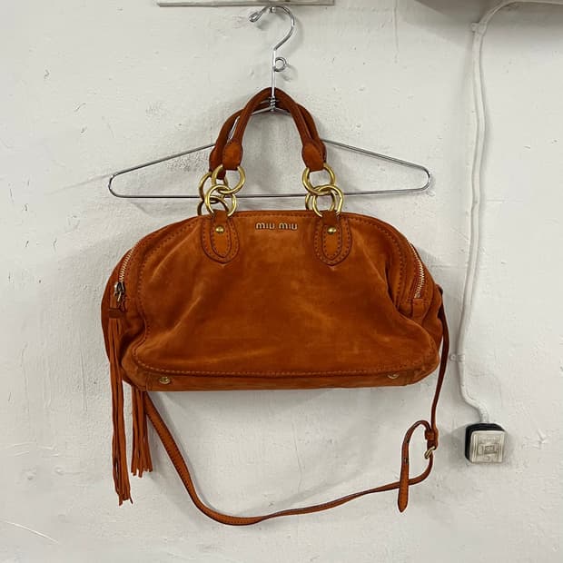 미우미우 아방뛰르 스웨이드백