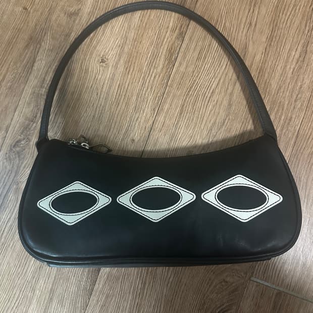 미스치프 롬버스 레더 숄더백 블랙