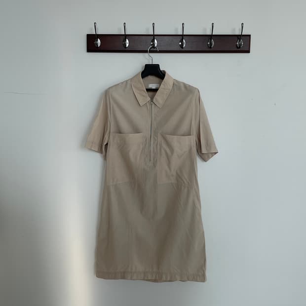 코스 베이지 반집업 원피스