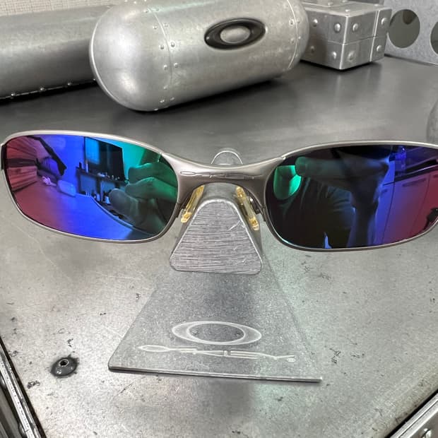 오클리 스퀘어 와이어 2.0