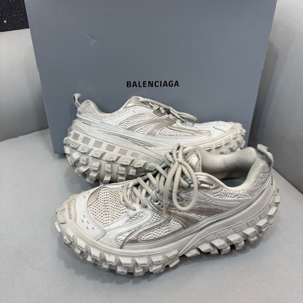 발렌시아가 디펜더 스니커즈 39사이즈 