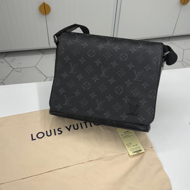 루이비통 디스트릭트 PM 이클립스 블랙