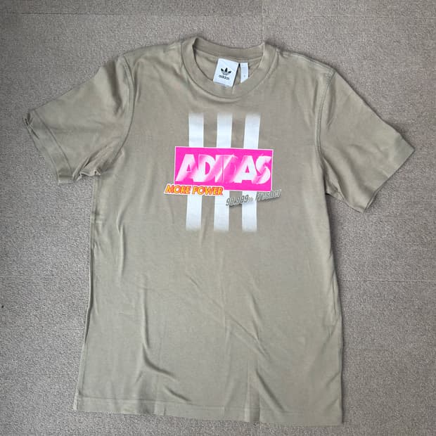 아디다스 카키 그래픽 티셔츠