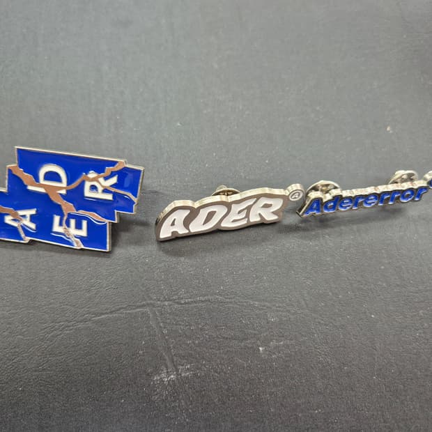 아더에러 배지 2개