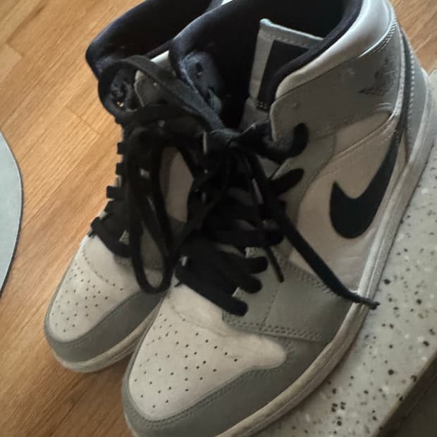 조던1 Mid Light Smoke Grey