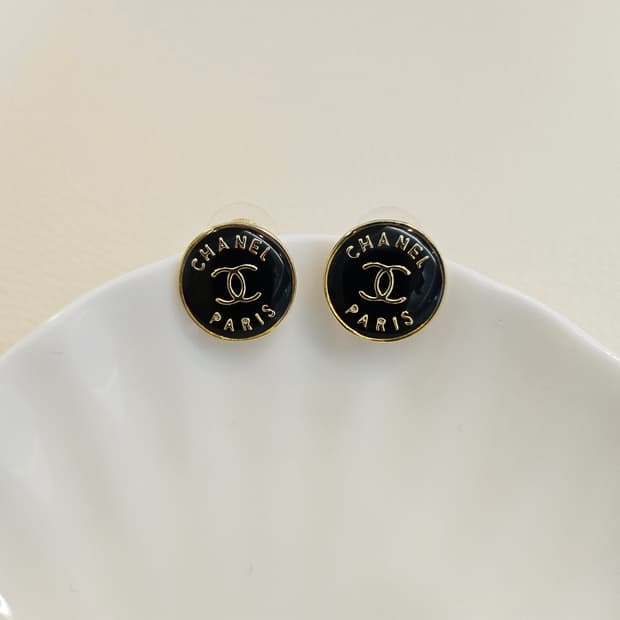 샤넬 단추 CC로고 블랙 귀걸이 업사이클링