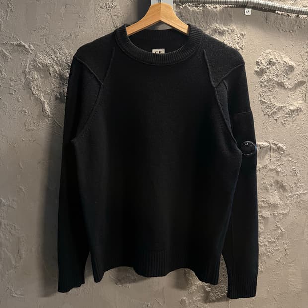 95 씨피컴퍼니 C.P. COMPANY 렌즈 와펜 울 니트 블랙