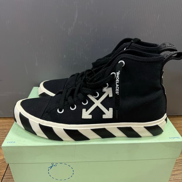 오프화이트 미드탑 스니커즈