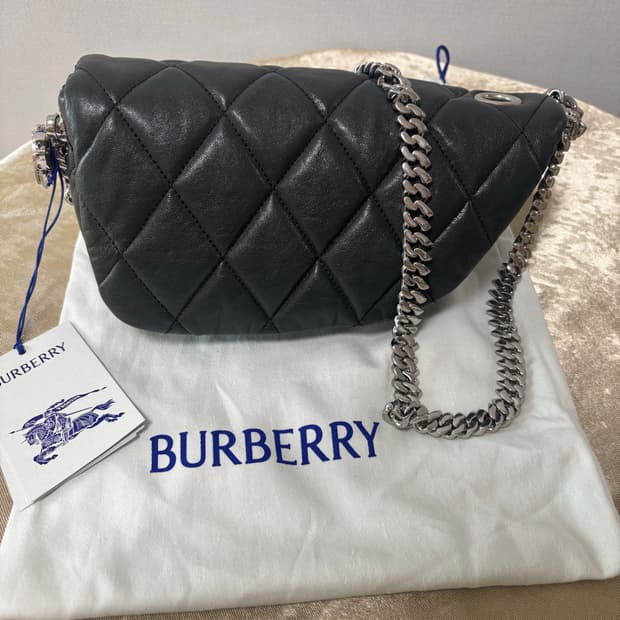 (새상품,24SS)버버리 쉴드 락 레더 숄더백 블랙 8087272