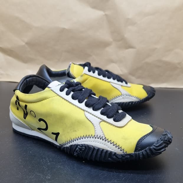 넘버N21. 운동화 220