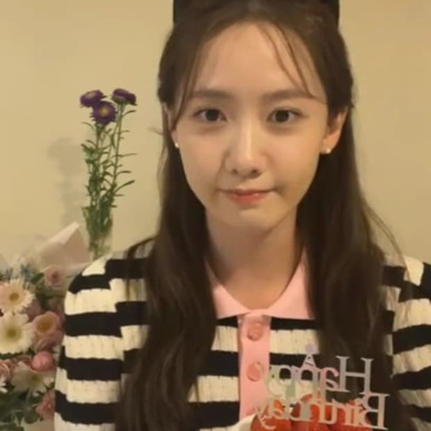 윤아니트-더로켓 스트라이프 크롭셔츠