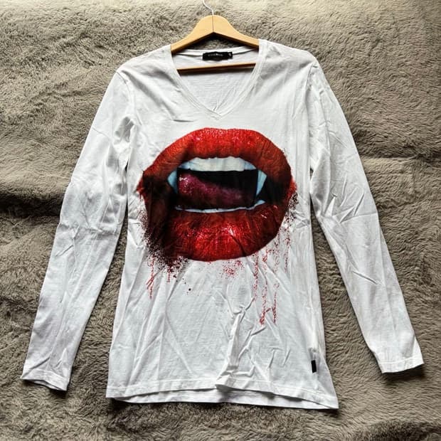 civarize 시버라이즈 뱀파이어 긴발 브이넥 티셔츠 중성계