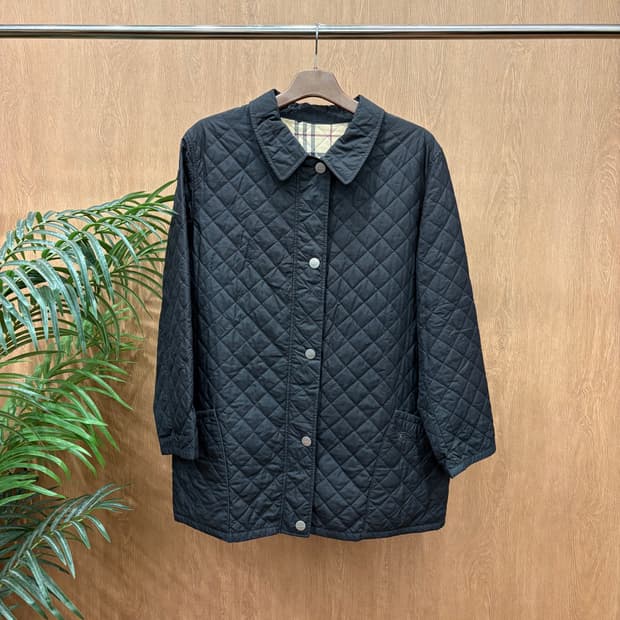 버버리 런던 클래식 퀄팅 자켓 체크 안감 플랫 카라 포켓 디테일 블랙