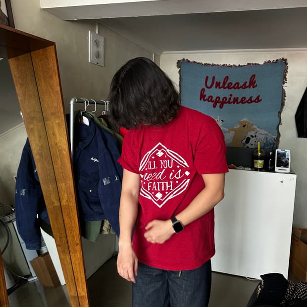 ALL YOU NEED IS FAITH 그래픽 티셔츠