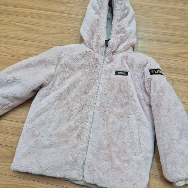 내셔널지오그래픽 키즈 핑크색상 퍼 후드집업입니다. 사이즈는 130이고, 