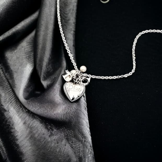 디올 로고하트 진주 참 목걸이