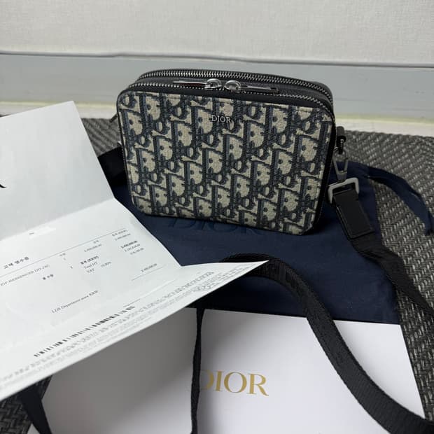 디올 오블리크 스트랩 파우치 크로스백