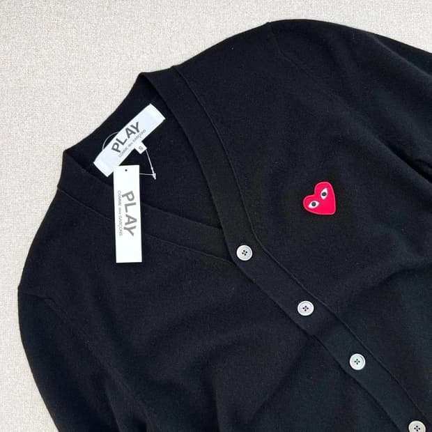 꼼데가르송 레드와펜 V넥 가디건