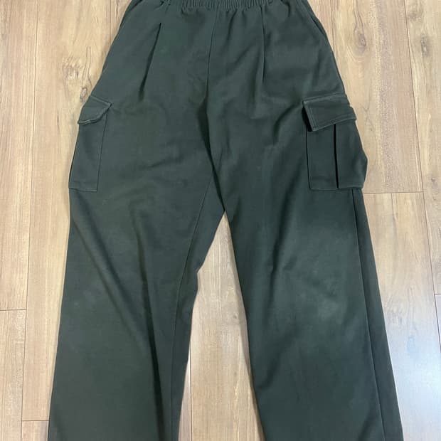 카키색 스웻팬츠