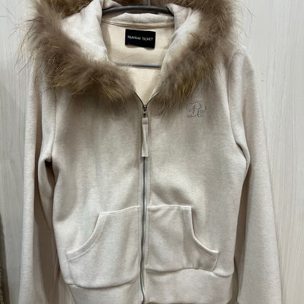 RUNAWAY TICKET 퍼 후드 집업 아이보리