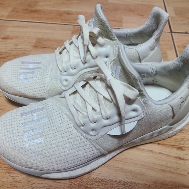 아디다스 퍼렐 솔라 휴 부스트260