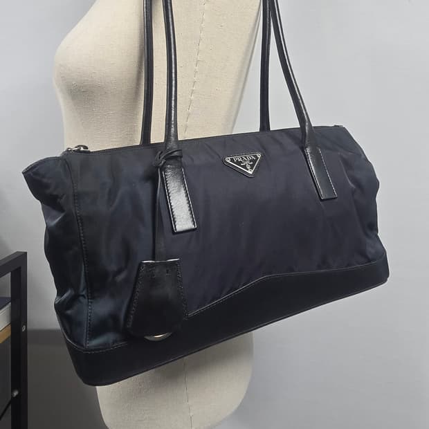 프라다 테수토 포코노 나일론 숄더백