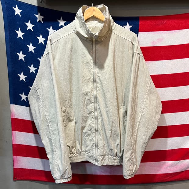 화이트 바람막이