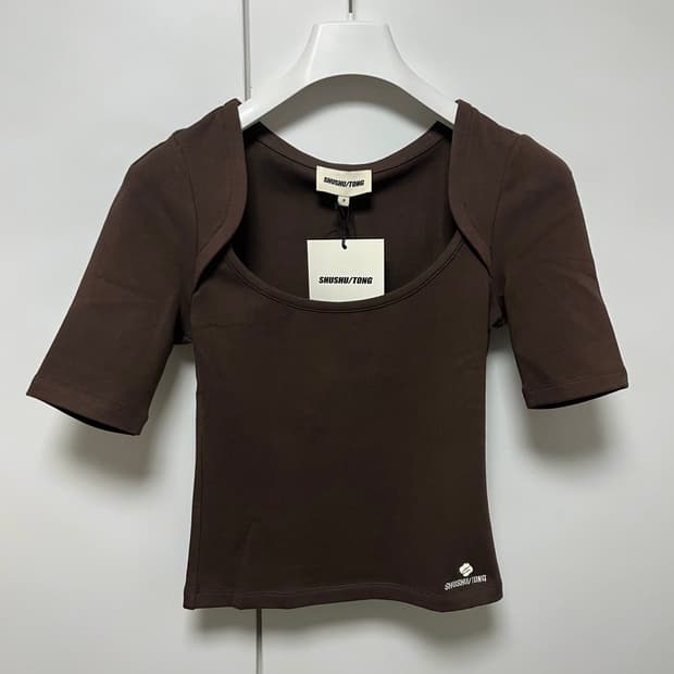 [8,10]슈슈통 25fw 라운드 넥 탑/브라운