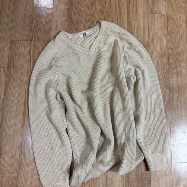 U V-Neck Long-Sleeve Sweater