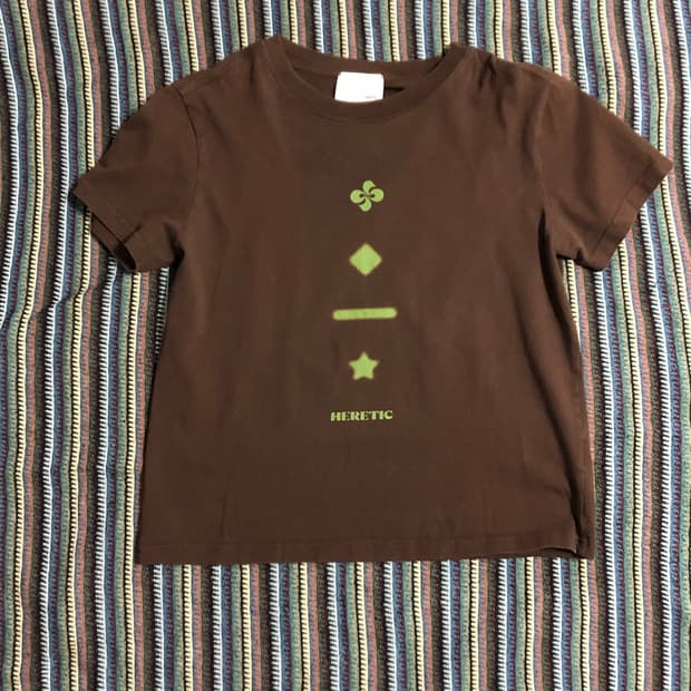 헤레틱 브이로고 티셔츠 브라운