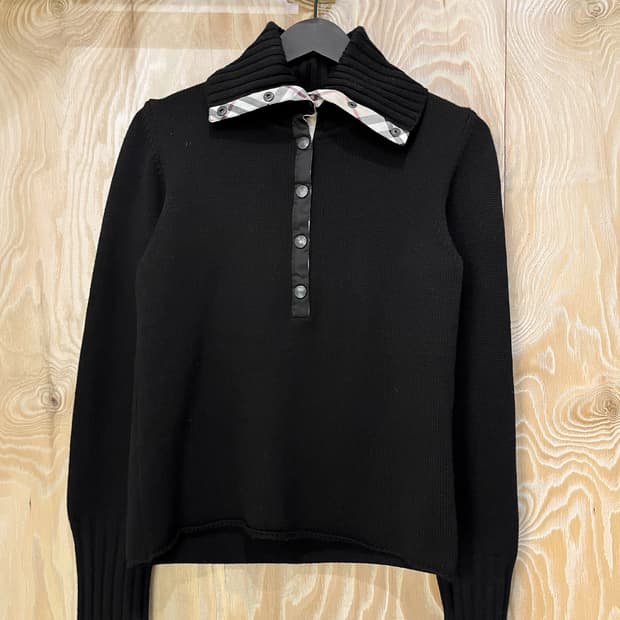 버버리 스냅 버튼 카라 울 니트