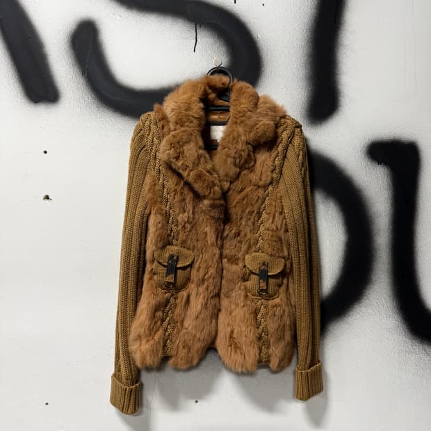 올리비아 로렌 토끼털 트리밍 버클 디테일 니트 자켓