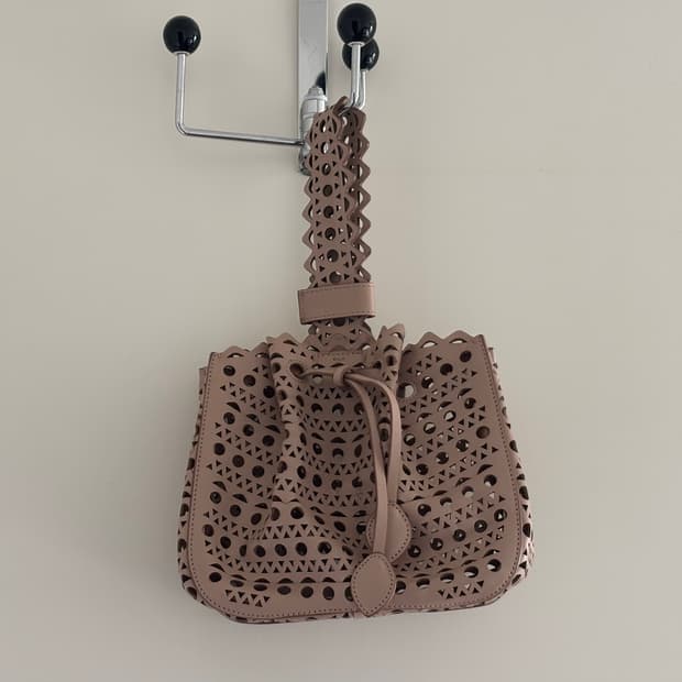 알라이아 Alaia 버킷백